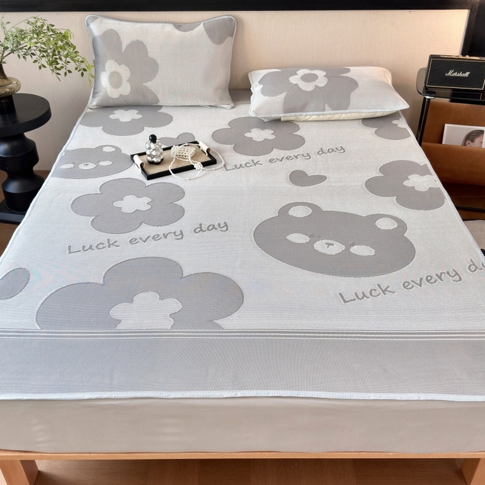 91家纺网 家纺一手货源 找家纺 乐居家纺 2025新款A类碳光抗菌凉感可水洗冰丝凉席席子床笠款 冰丝小熊-灰