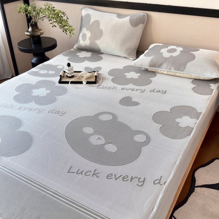 91家纺网 家纺一手货源 找家纺 乐居家纺 2025新款A类碳光抗菌凉感可水洗冰丝凉席席子床笠款 冰丝小熊-灰