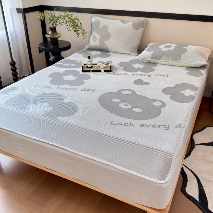 91家纺网 家纺一手货源 找家纺 乐居家纺 2025新款A类碳光抗菌凉感可水洗冰丝凉席席子床笠款 冰丝小熊-灰