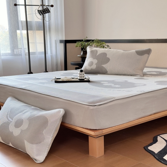 91家纺网 家纺一手货源 找家纺 乐居家纺 2025新款A类碳光抗菌凉感可水洗冰丝凉席席子床笠款 冰丝小熊-灰