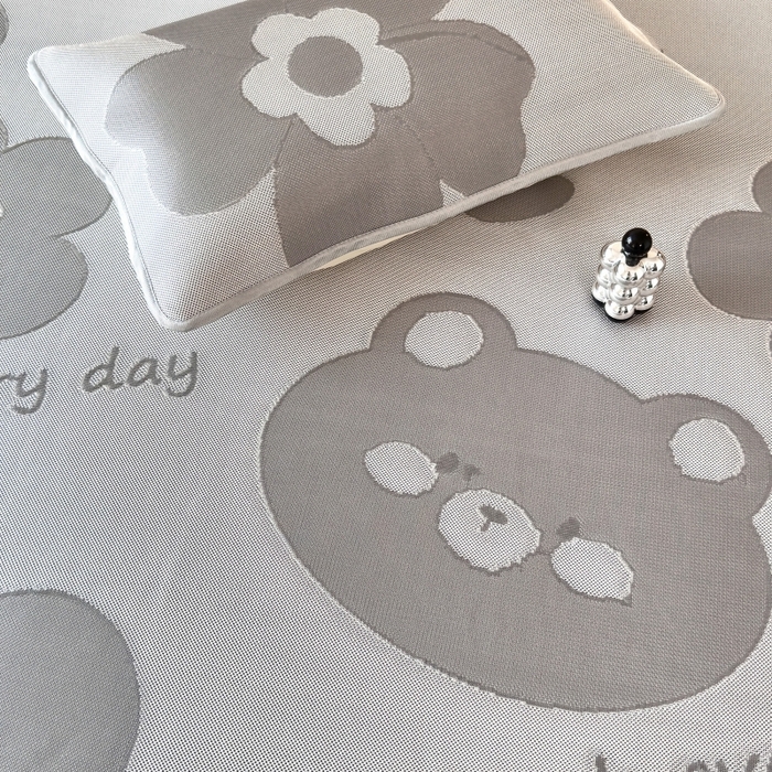 91家纺网 家纺一手货源 找家纺 乐居家纺 2025新款A类碳光抗菌凉感可水洗冰丝凉席席子床笠款 冰丝小熊-灰