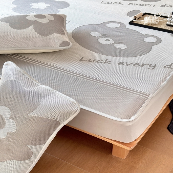 91家纺网 家纺一手货源 找家纺 乐居家纺 2025新款A类碳光抗菌凉感可水洗冰丝凉席席子床笠款 冰丝小熊-灰