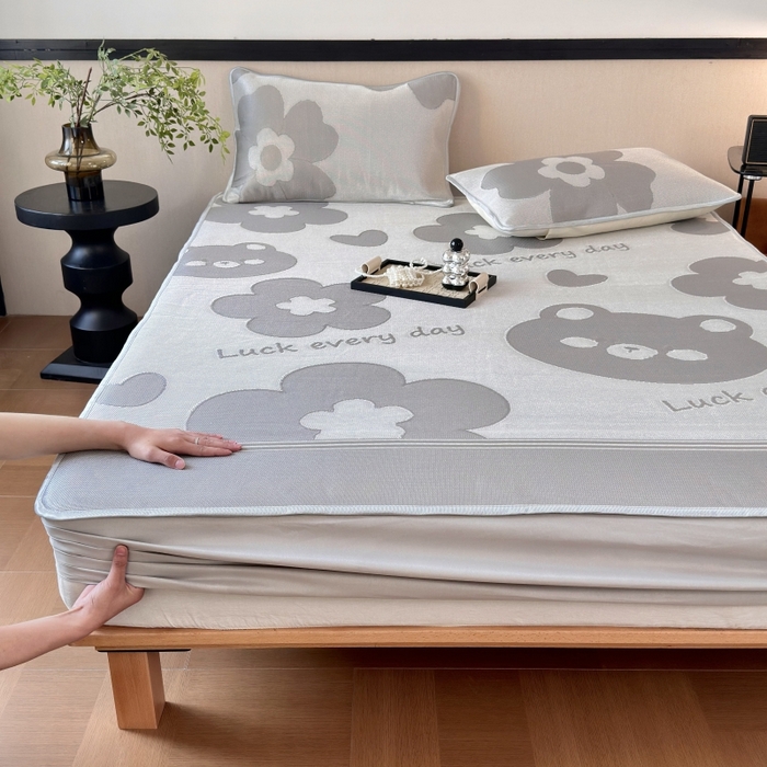 91家纺网 家纺一手货源 找家纺 乐居家纺 2025新款A类碳光抗菌凉感可水洗冰丝凉席席子床笠款 冰丝小熊-灰