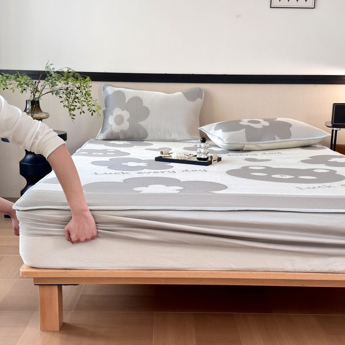 91家纺网 家纺一手货源 找家纺 乐居家纺 2025新款A类碳光抗菌凉感可水洗冰丝凉席席子床笠款 冰丝小熊-灰