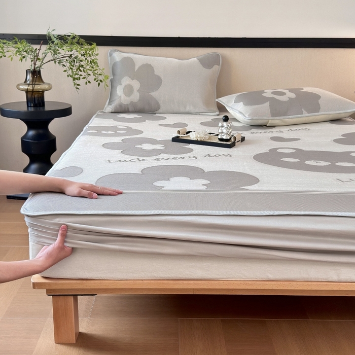 91家纺网 家纺一手货源 找家纺 乐居家纺 2025新款A类碳光抗菌凉感可水洗冰丝凉席席子床笠款 冰丝小熊-灰