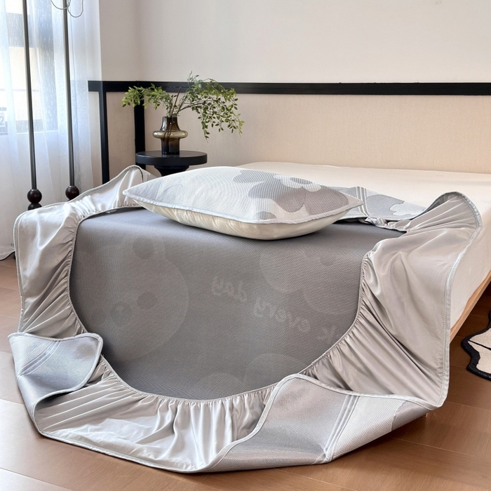 91家纺网 家纺一手货源 找家纺 乐居家纺 2025新款A类碳光抗菌凉感可水洗冰丝凉席席子床笠款 冰丝小熊-灰