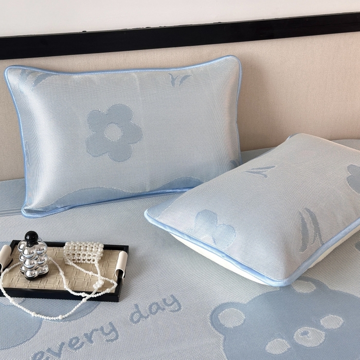 91家纺网 家纺一手货源 找家纺 乐居家纺 2025新款A类碳光抗菌凉感可水洗冰丝凉席席子床笠款 冰丝小熊-蓝