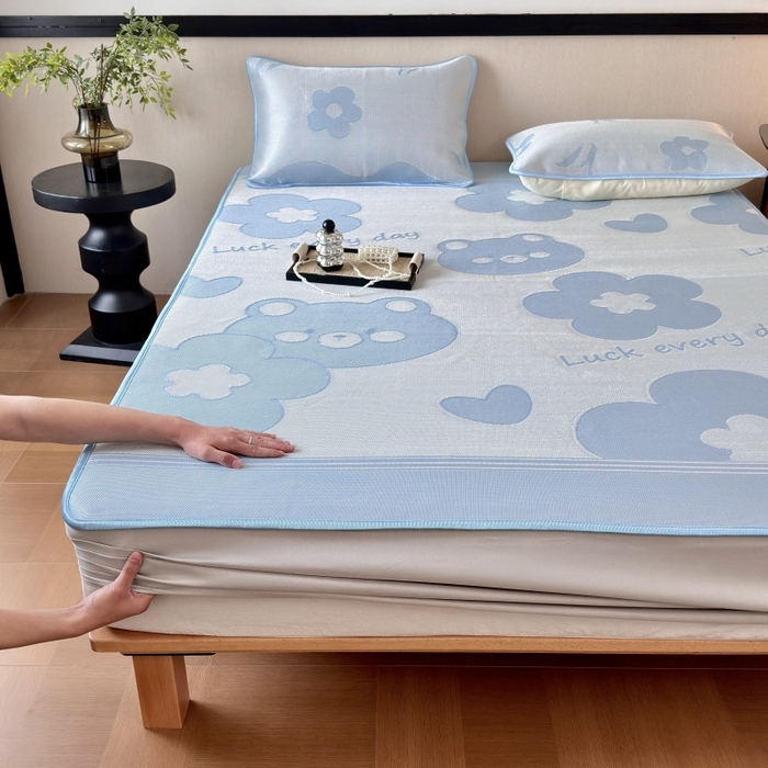 91家纺网 家纺一手货源 找家纺 乐居家纺 2025新款A类碳光抗菌凉感可水洗冰丝凉席席子床笠款 冰丝小熊-蓝