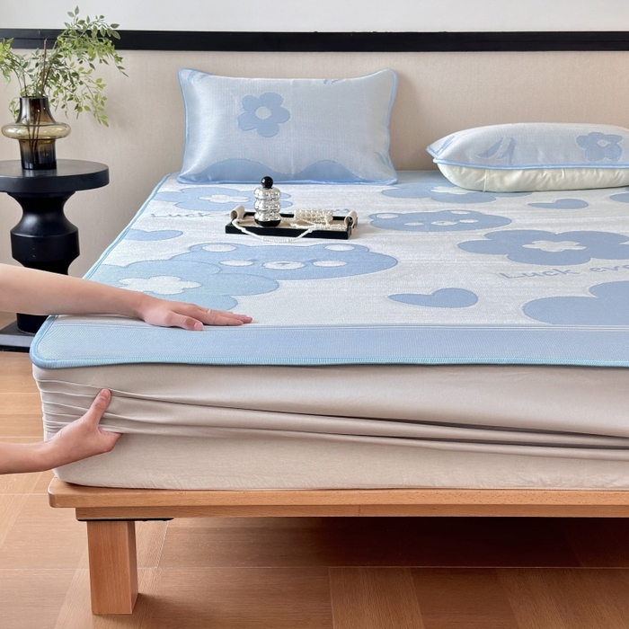 91家纺网 家纺一手货源 找家纺 乐居家纺 2025新款A类碳光抗菌凉感可水洗冰丝凉席席子床笠款 冰丝小熊-蓝