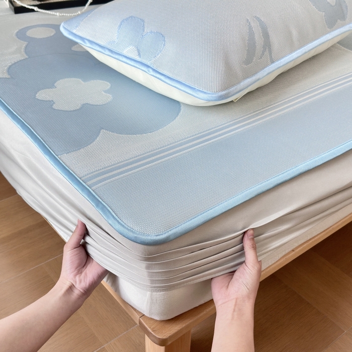 91家纺网 家纺一手货源 找家纺 乐居家纺 2025新款A类碳光抗菌凉感可水洗冰丝凉席席子床笠款 冰丝小熊-蓝