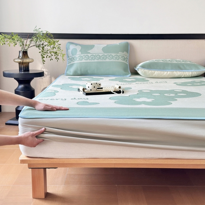 91家纺网 家纺一手货源 找家纺 乐居家纺 2025新款A类碳光抗菌凉感可水洗冰丝凉席席子床笠款 冰丝小熊-绿色