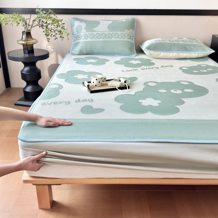 91家纺网 家纺一手货源 找家纺 乐居家纺 2025新款A类碳光抗菌凉感可水洗冰丝凉席席子床笠款 冰丝小熊-绿色