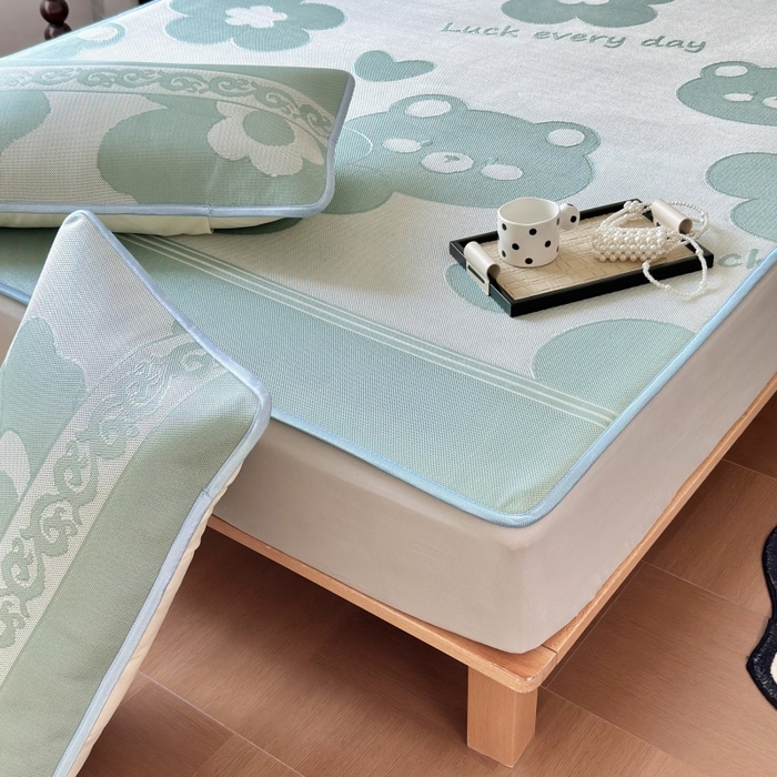 91家纺网 家纺一手货源 找家纺 乐居家纺 2025新款A类碳光抗菌凉感可水洗冰丝凉席席子床笠款 冰丝小熊-绿色