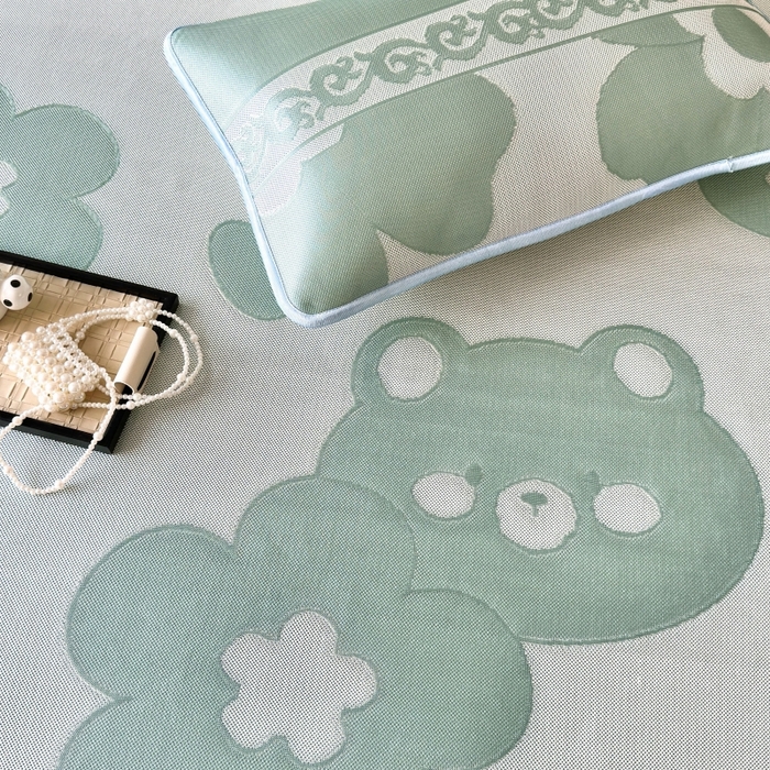 91家纺网 家纺一手货源 找家纺 乐居家纺 2025新款A类碳光抗菌凉感可水洗冰丝凉席席子床笠款 冰丝小熊-绿色