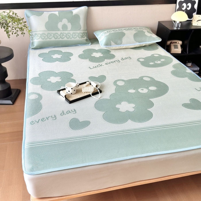 91家纺网 家纺一手货源 找家纺 乐居家纺 2025新款A类碳光抗菌凉感可水洗冰丝凉席席子床笠款 冰丝小熊-绿色