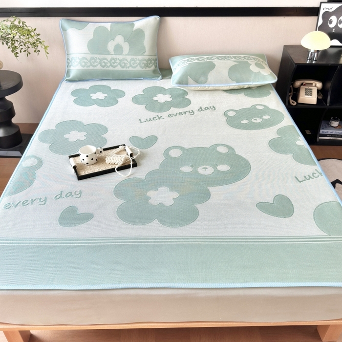 91家纺网 家纺一手货源 找家纺 乐居家纺 2025新款A类碳光抗菌凉感可水洗冰丝凉席席子床笠款 冰丝小熊-绿色