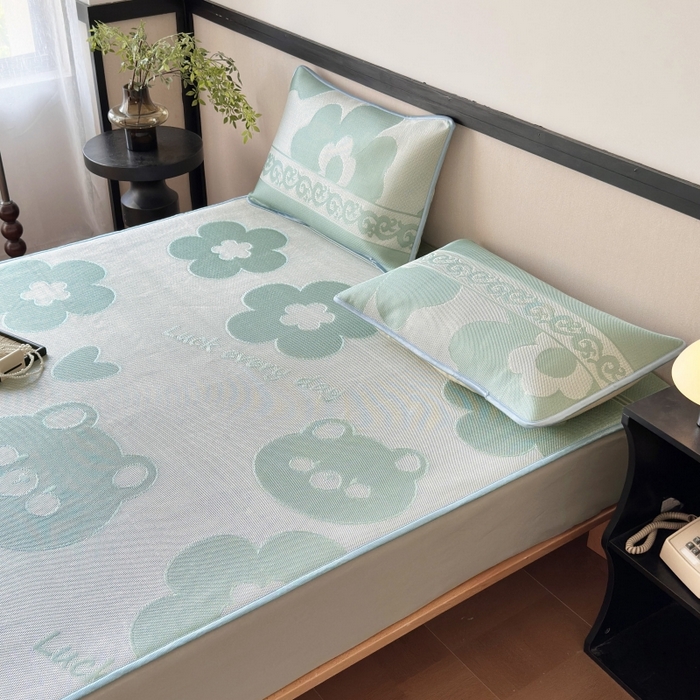 91家纺网 家纺一手货源 找家纺 乐居家纺 2025新款A类碳光抗菌凉感可水洗冰丝凉席席子床笠款 冰丝小熊-绿色