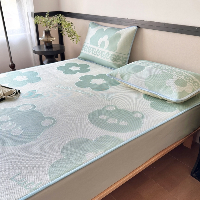 91家纺网 家纺一手货源 找家纺 乐居家纺 2025新款A类碳光抗菌凉感可水洗冰丝凉席席子床笠款 冰丝小熊-绿色