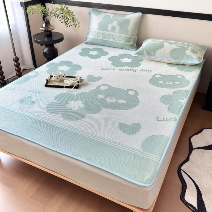 91家纺网 家纺一手货源 找家纺 乐居家纺 2025新款A类碳光抗菌凉感可水洗冰丝凉席席子床笠款 冰丝小熊-绿色