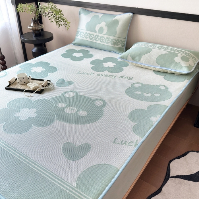 91家纺网 家纺一手货源 找家纺 乐居家纺 2025新款A类碳光抗菌凉感可水洗冰丝凉席席子床笠款 冰丝小熊-绿色