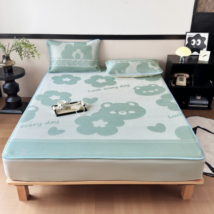 91家纺网 家纺一手货源 找家纺 乐居家纺 2025新款A类碳光抗菌凉感可水洗冰丝凉席席子床笠款 冰丝小熊-绿色