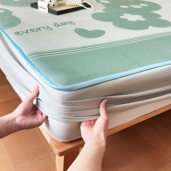 91家纺网 家纺一手货源 找家纺 乐居家纺 2025新款A类碳光抗菌凉感可水洗冰丝凉席席子床笠款 冰丝小熊-绿色