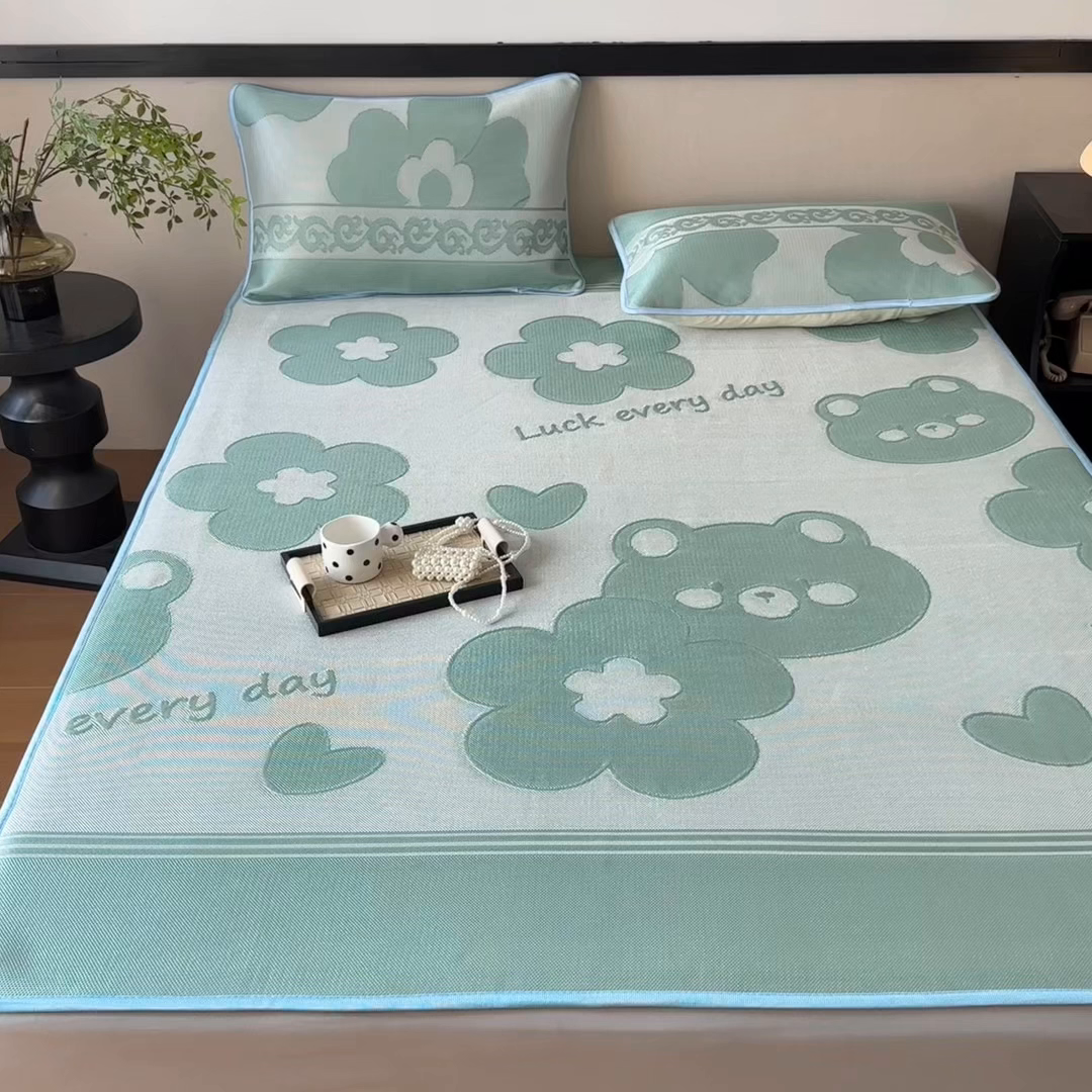 91家纺网 家纺一手货源 找家纺 乐居家纺 2025新款A类碳光抗菌凉感可水洗冰丝凉席席子床笠款 冰丝小熊-绿色