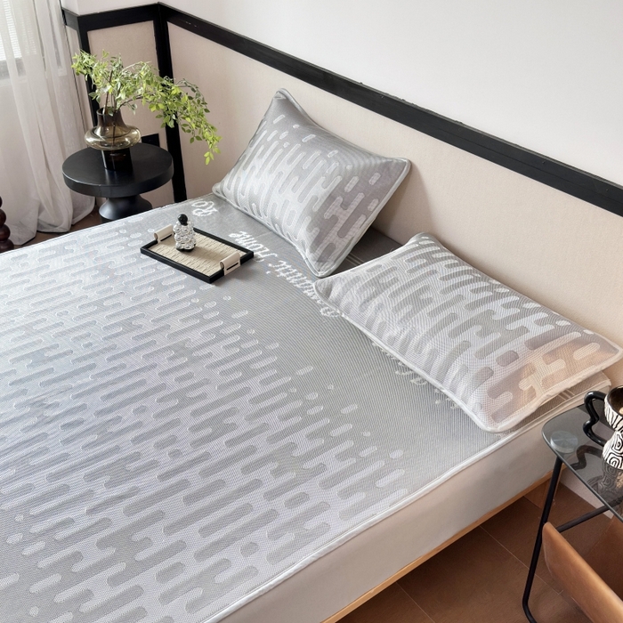 91家纺网 家纺一手货源 找家纺 乐居家纺 2025新款A类碳光抗菌凉感可水洗冰丝凉席席子床笠款 浪漫之家-灰