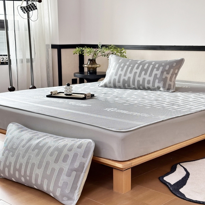 91家纺网 家纺一手货源 找家纺 乐居家纺 2025新款A类碳光抗菌凉感可水洗冰丝凉席席子床笠款 浪漫之家-灰