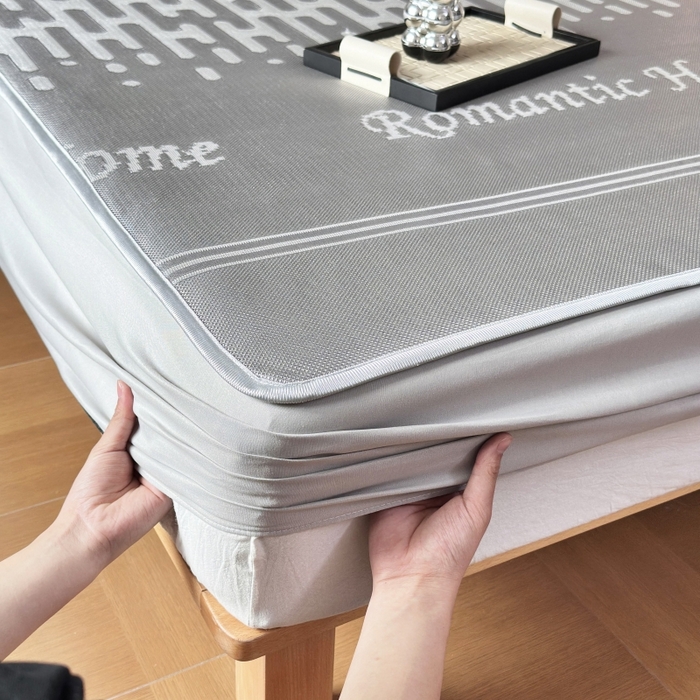 91家纺网 家纺一手货源 找家纺 乐居家纺 2025新款A类碳光抗菌凉感可水洗冰丝凉席席子床笠款 浪漫之家-灰