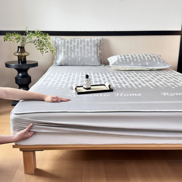 91家纺网 家纺一手货源 找家纺 乐居家纺 2025新款A类碳光抗菌凉感可水洗冰丝凉席席子床笠款 浪漫之家-灰