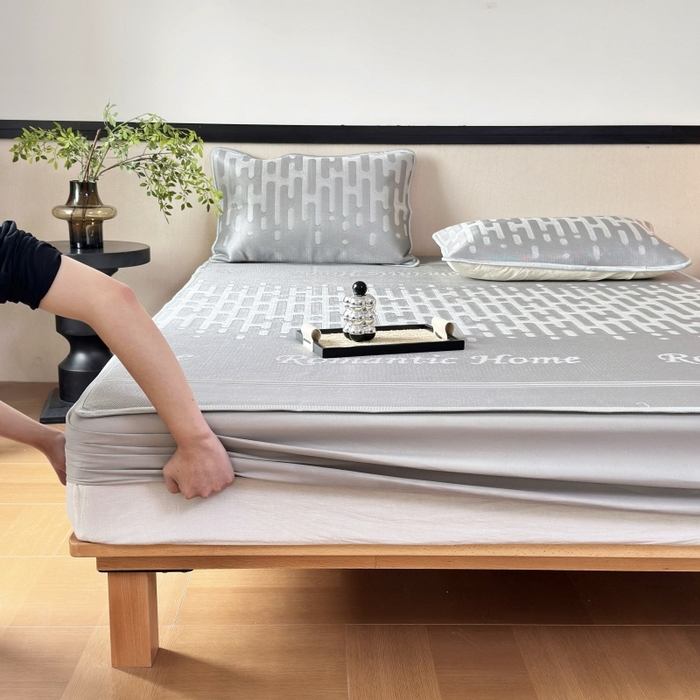 91家纺网 家纺一手货源 找家纺 乐居家纺 2025新款A类碳光抗菌凉感可水洗冰丝凉席席子床笠款 浪漫之家-灰