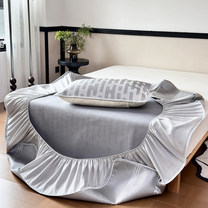 91家纺网 家纺一手货源 找家纺 乐居家纺 2025新款A类碳光抗菌凉感可水洗冰丝凉席席子床笠款 浪漫之家-灰