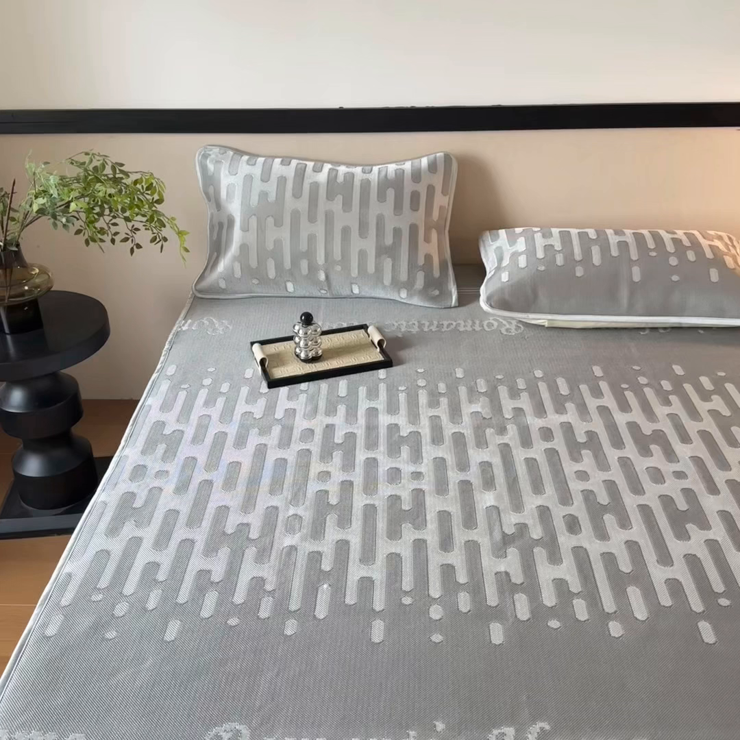 91家纺网 家纺一手货源 找家纺 乐居家纺 2025新款A类碳光抗菌凉感可水洗冰丝凉席席子床笠款 浪漫之家-灰