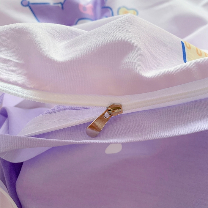 91家纺网 家纺一手货源 找家纺 玉元坊 2025年5月新品三丽鸥全棉床单纯棉床裙床笠三四件套简约基础款式-库洛米简约款式 甜甜库洛米【简约款】