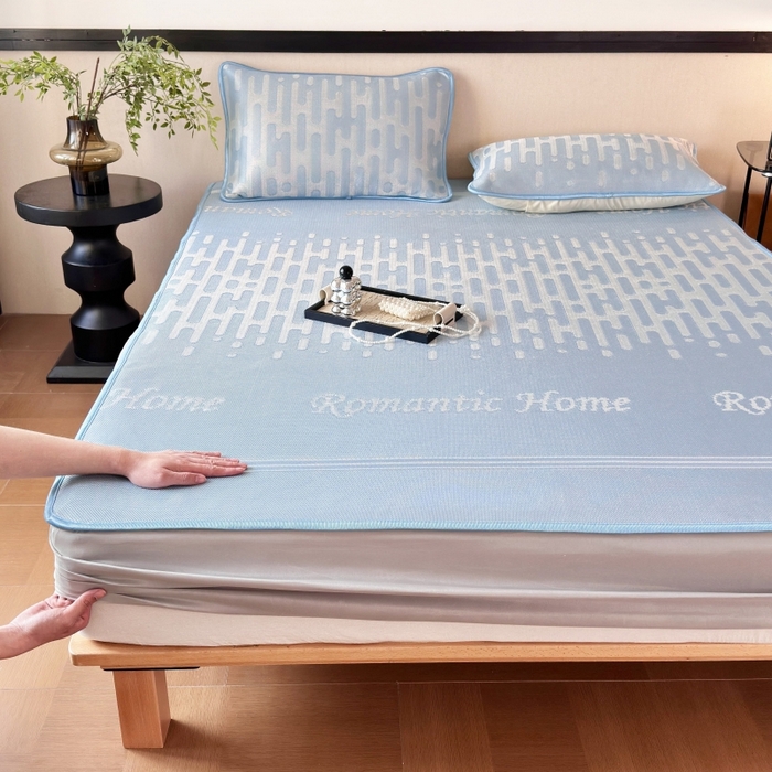 91家纺网 家纺一手货源 找家纺 乐居家纺 2025新款A类碳光抗菌凉感可水洗冰丝凉席席子床笠款 浪漫之家-蓝