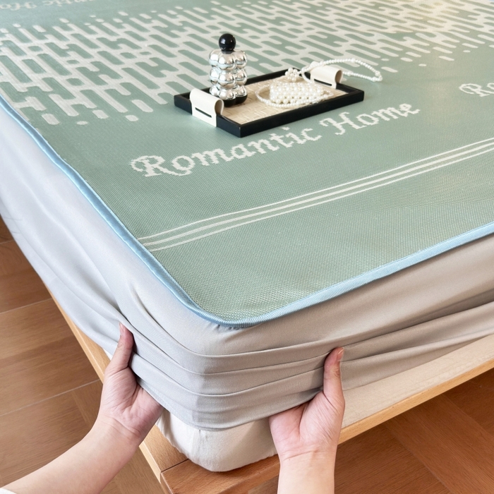 91家纺网 家纺一手货源 找家纺 乐居家纺 2025新款A类碳光抗菌凉感可水洗冰丝凉席席子床笠款 浪漫之家-绿