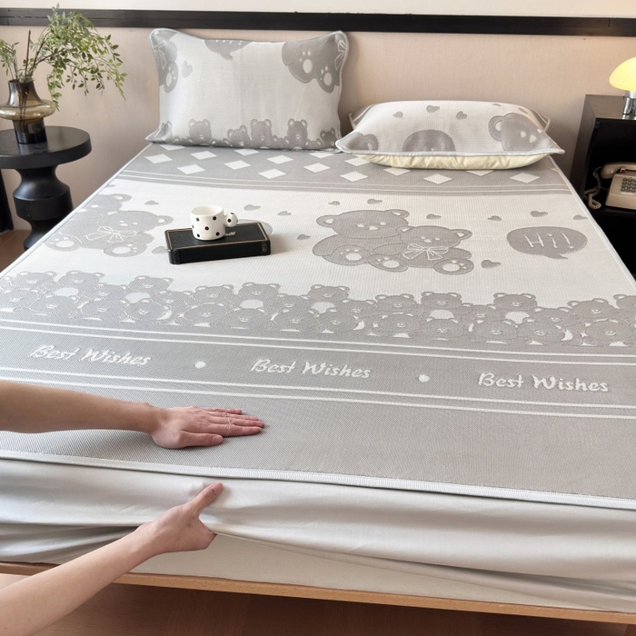 91家纺网 家纺一手货源 找家纺 乐居家纺 2025新款A类碳光抗菌凉感可水洗冰丝凉席席子床笠款 小熊伙伴-灰