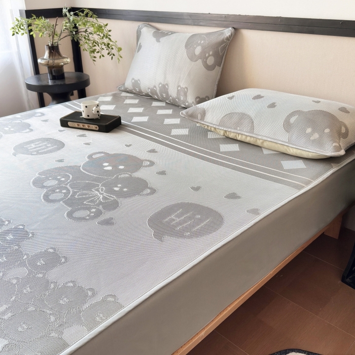 91家纺网 家纺一手货源 找家纺 乐居家纺 2025新款A类碳光抗菌凉感可水洗冰丝凉席席子床笠款 小熊伙伴-灰