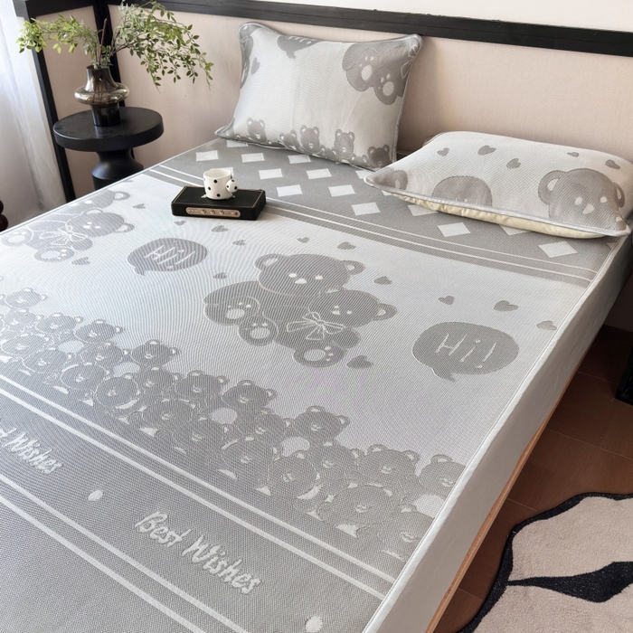 91家纺网 家纺一手货源 找家纺 乐居家纺 2025新款A类碳光抗菌凉感可水洗冰丝凉席席子床笠款 小熊伙伴-灰