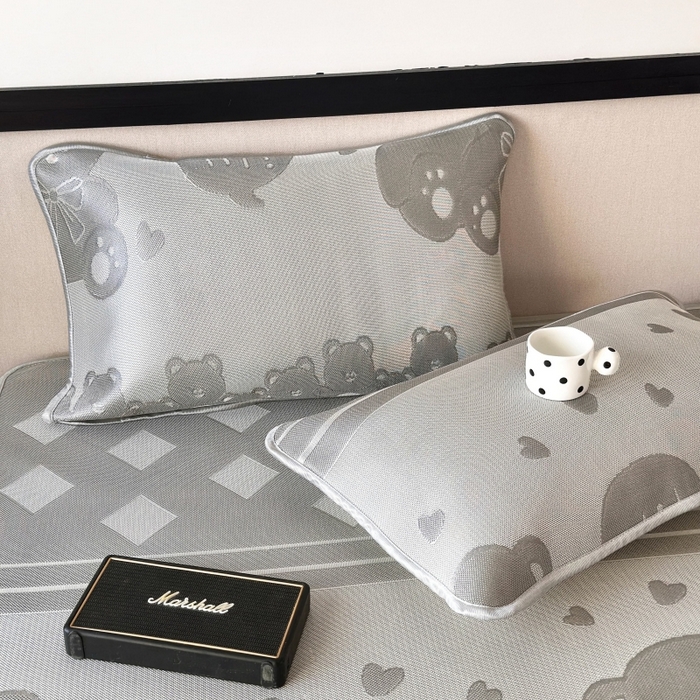 91家纺网 家纺一手货源 找家纺 乐居家纺 2025新款A类碳光抗菌凉感可水洗冰丝凉席席子床笠款 小熊伙伴-灰