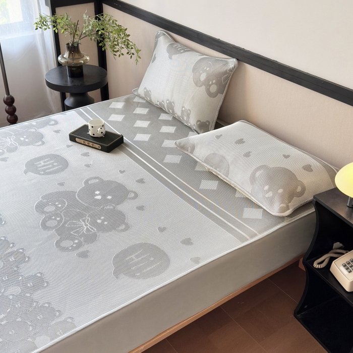 91家纺网 家纺一手货源 找家纺 乐居家纺 2025新款A类碳光抗菌凉感可水洗冰丝凉席席子床笠款 小熊伙伴-灰