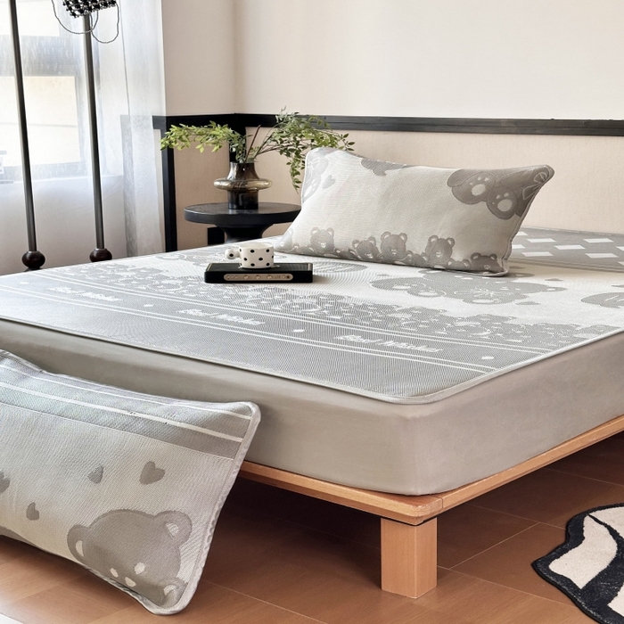 91家纺网 家纺一手货源 找家纺 乐居家纺 2025新款A类碳光抗菌凉感可水洗冰丝凉席席子床笠款 小熊伙伴-灰