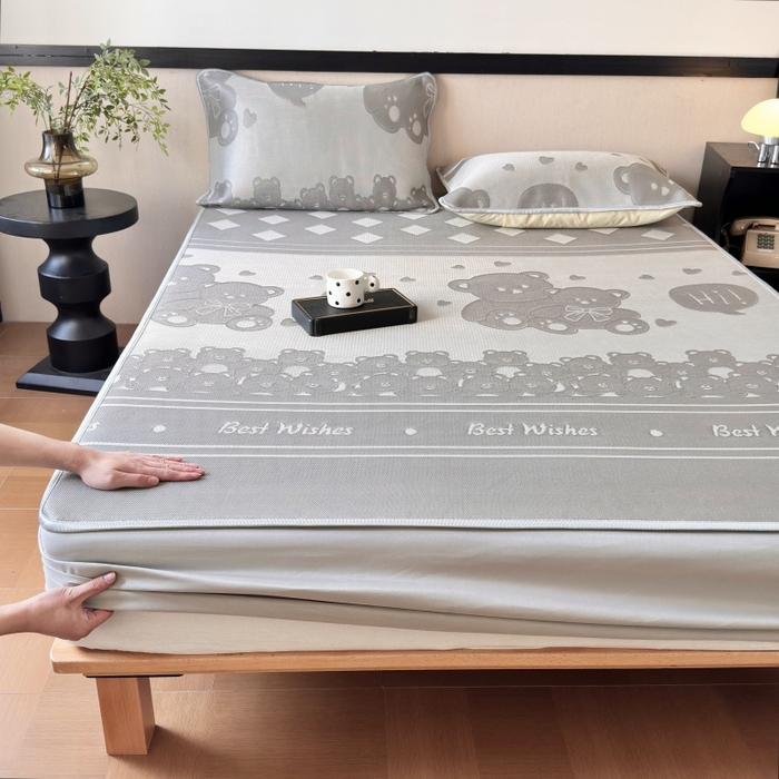 91家纺网 家纺一手货源 找家纺 乐居家纺 2025新款A类碳光抗菌凉感可水洗冰丝凉席席子床笠款 小熊伙伴-灰