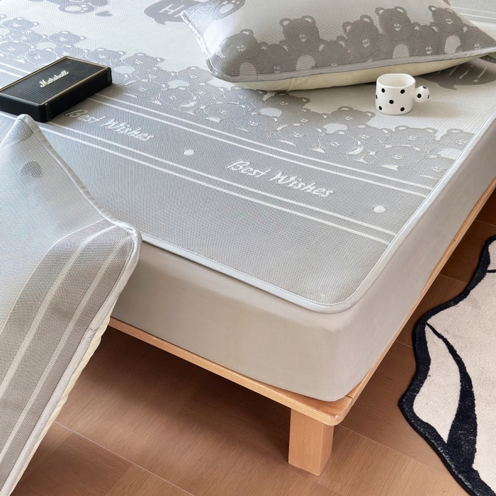 91家纺网 家纺一手货源 找家纺 乐居家纺 2025新款A类碳光抗菌凉感可水洗冰丝凉席席子床笠款 小熊伙伴-灰