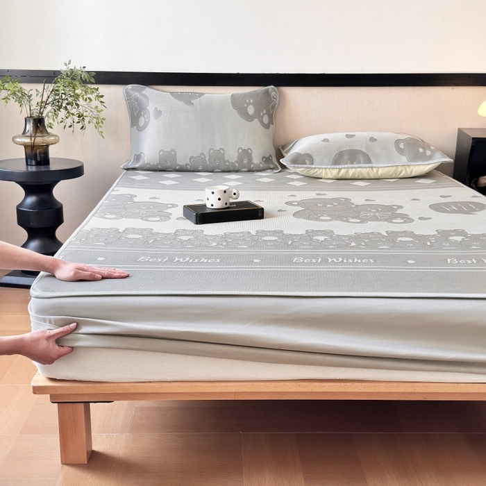 91家纺网 家纺一手货源 找家纺 乐居家纺 2025新款A类碳光抗菌凉感可水洗冰丝凉席席子床笠款 小熊伙伴-灰