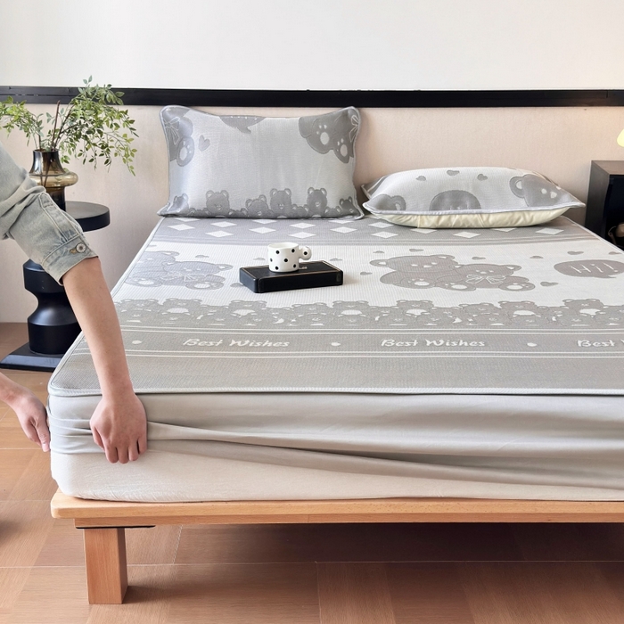 91家纺网 家纺一手货源 找家纺 乐居家纺 2025新款A类碳光抗菌凉感可水洗冰丝凉席席子床笠款 小熊伙伴-灰