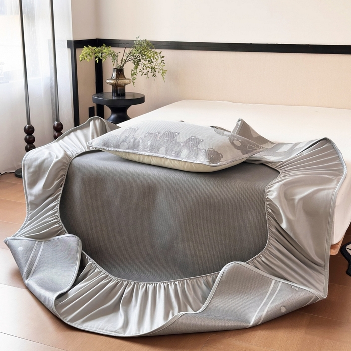 91家纺网 家纺一手货源 找家纺 乐居家纺 2025新款A类碳光抗菌凉感可水洗冰丝凉席席子床笠款 小熊伙伴-灰