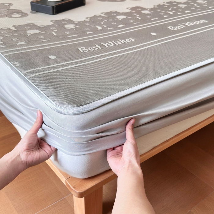 91家纺网 家纺一手货源 找家纺 乐居家纺 2025新款A类碳光抗菌凉感可水洗冰丝凉席席子床笠款 小熊伙伴-灰