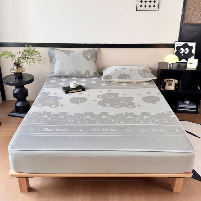 91家纺网 家纺一手货源 找家纺 乐居家纺 2025新款A类碳光抗菌凉感可水洗冰丝凉席席子床笠款 小熊伙伴-灰